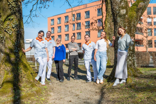 Pflegeteam von links nach rechts: Marina Dzajic, Oliver Mayer, Sandrea Bovens, Andrea Christen, Basil Spera, Chiara Semadeni, Yang Tenzin